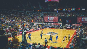 yy易游体育官网-詹姆斯神迹再现 骑士力克绿衫军夺关键胜利